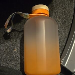 ❤️10/$16 New Room Essentials Orange Water Bottle